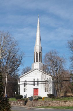 Küçük kasabanın çok uzun bir kilise kulesi var..