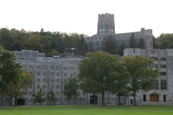 West Point, New York 'taki West Point Akademisi' nde Hudson Nehri 'nin kıyısında turluyor..