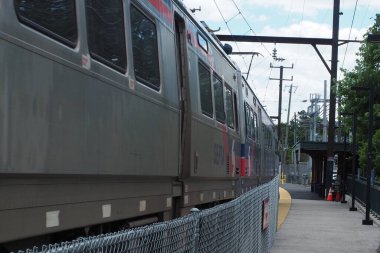 Banliyö treni istasyona yaklaşıyor..