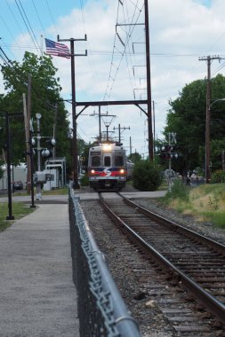 Banliyö treni istasyona yaklaşıyor..