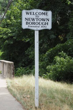 Newtown 'ın küçük bir ilçesinde gezinirken, PA, görülecek bir sürü dükkan ve eşsiz evler var..