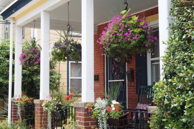 Newtown 'ın küçük bir ilçesinde gezinirken, PA, görülecek bir sürü dükkan ve eşsiz evler var..