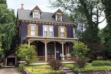 Newtown 'ın küçük bir ilçesinde gezinirken, PA, görülecek bir sürü dükkan ve eşsiz evler var..