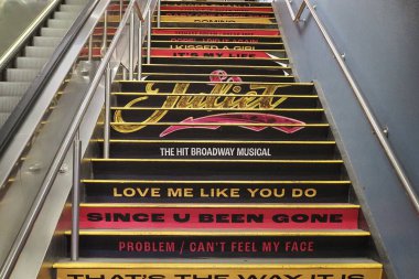 New York 'ta her zaman görülecek ve yapılacak çok şey vardır. Dışarıdaki insanlar ve tüm ilginç binalar ve tabelalar..