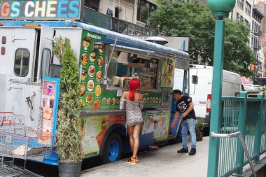 New York 'ta her zaman görülecek ve yapılacak çok şey vardır. Dışarıdaki insanlar ve tüm ilginç binalar ve tabelalar..