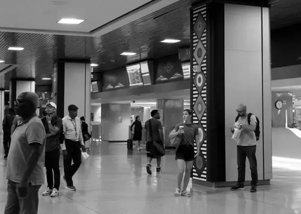 New York 'ta her zaman görülecek ve yapılacak çok şey vardır. Dışarıdaki insanlar ve tüm ilginç binalar ve tabelalar..