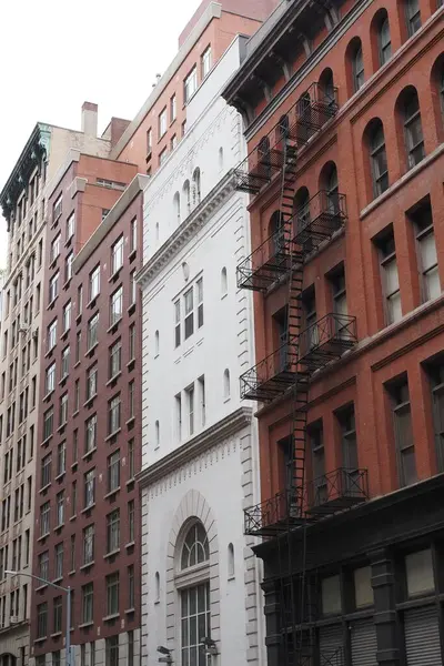 New York 'ta her zaman görülecek ve yapılacak çok şey vardır. Dışarıdaki insanlar ve tüm ilginç binalar ve tabelalar..