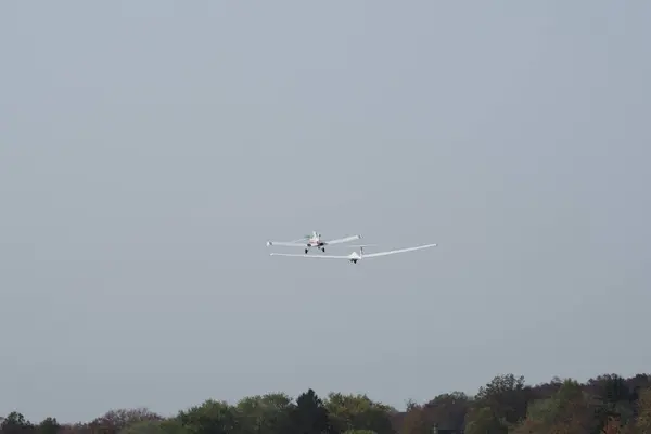 Planör gökyüzünde ve onu havalandırabilmek için bir uçağın yardımına ihtiyacı var. Bu çok heyecan verici bir hobi.. 