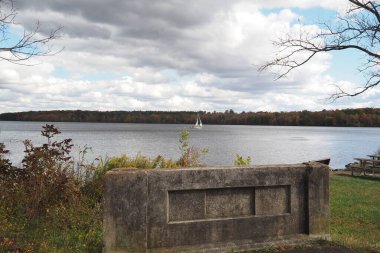 Pennsylvania 'daki Nockamixon Eyalet Parkı' nın manzarası sonbahar mevsiminde çok güzeldir..