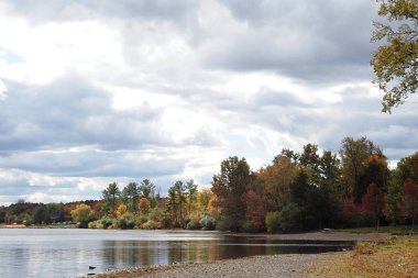 Pennsylvania 'daki Nockamixon Eyalet Parkı' nın manzarası sonbahar mevsiminde çok güzeldir..