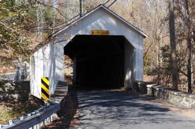 Sonbahar renkleri Pipersville 'de (Bucks County) zirvede, PA.