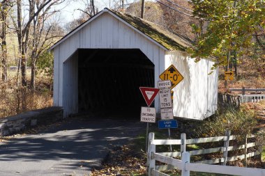 Sonbahar renkleri Pipersville 'de (Bucks County) zirvede, PA.