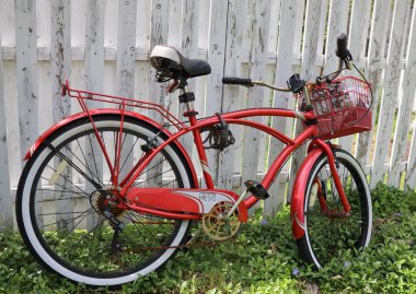 Bisikletler popüler bir ulaşım modudur. Bisiklete binmek de eğlencelidir..