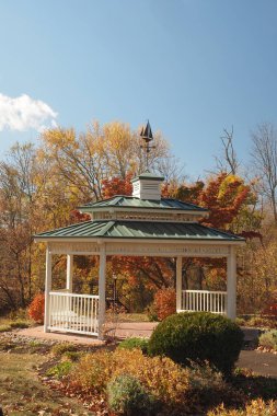Philadelphia 'nın kuzey ve doğusunda yer alan Bucks County, Pennsylvania' nın parklarında sonbahar renkleri sergileniyor.,