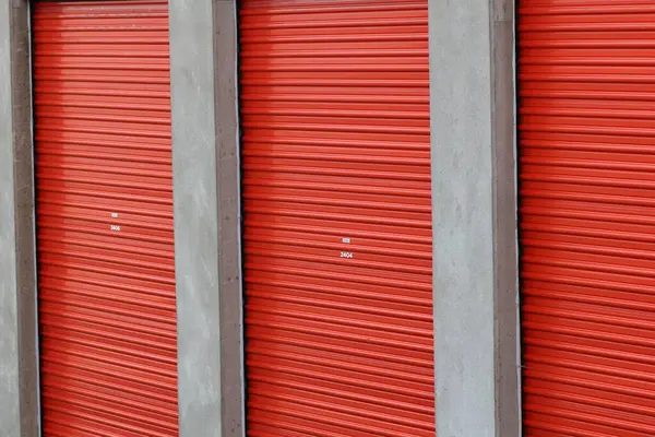 Deponun parlak kırmızı kapıları var..