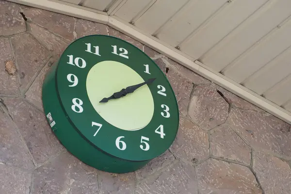 Saatler bize zamanı ve birçok küçük kasabadaki simgeleri söyler. Saatler genelde şehir merkezinde bulunur..