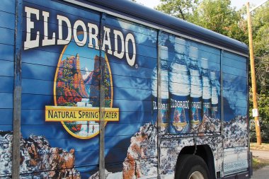 Bu kamyonun güzel bir tasarımı ve su reklamı var..