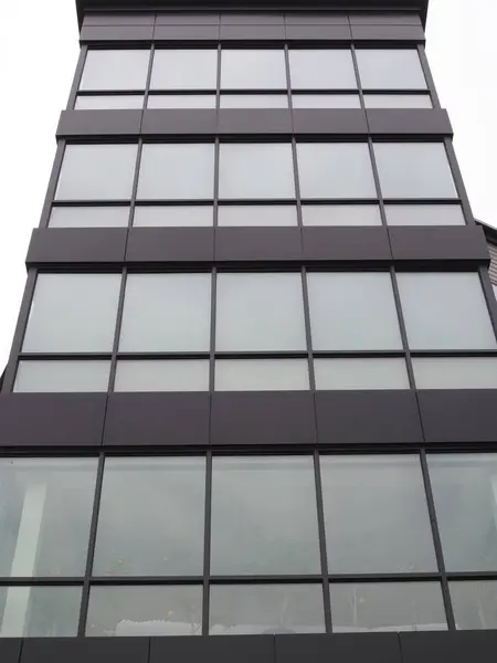 Büyük pencereli binaya bakıyorum..