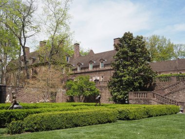 Bahçeler, bahçeler ve Bucks County Halk Koleji 'nin kampüsündeki bazı binalar..