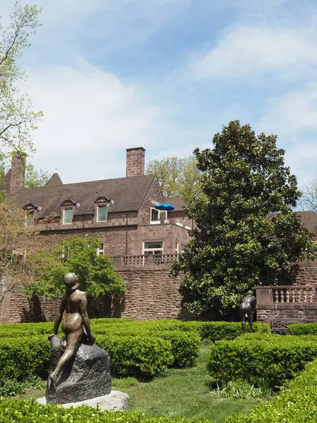 Bahçeler, bahçeler ve Bucks County Halk Koleji 'nin kampüsündeki bazı binalar..