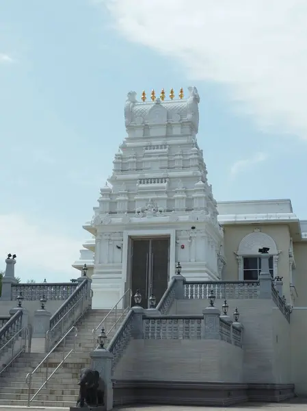 Beyaz tapınak mimarinin güzel bir parçasıdır..