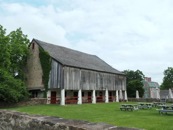 Burası Horsham 'daki Graeme Parkı. 19. yüzyılda yapılmış eski bir ahır ve ev..