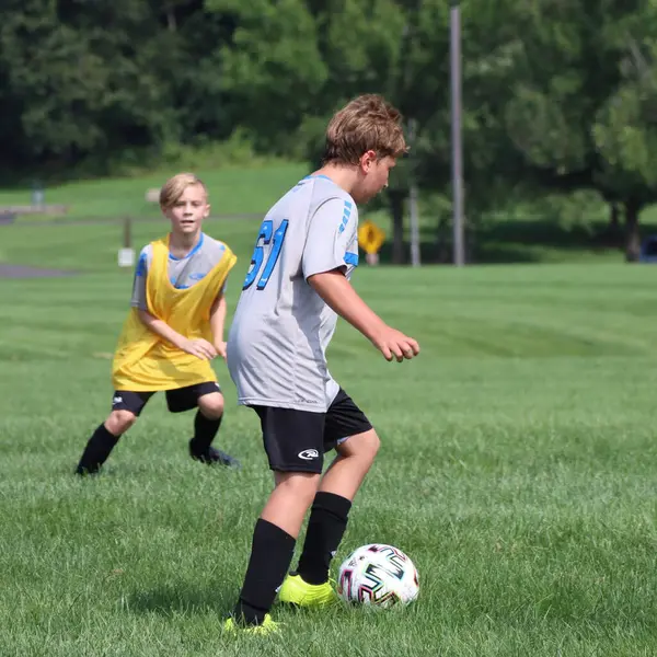 Futbol günümüz gençleri için çok popüler bir oyundur..