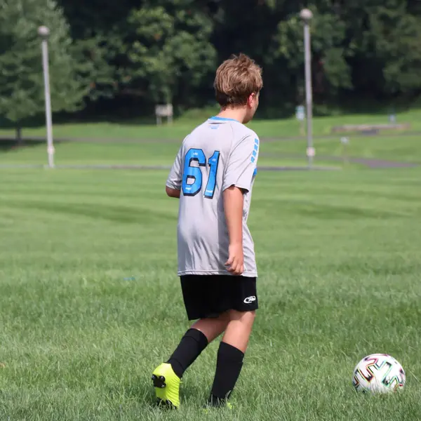 Futbol günümüz gençleri için çok popüler bir oyundur..