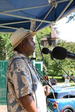 Grup yaz festivalinde müzik çalıyor..