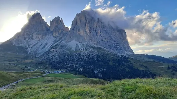 Sella 'daki Dolomitler' de dağları ve bulutları olan güzel bir manzara.