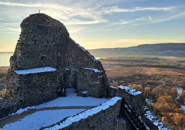 Naplemente a Szigligeti vrban, Balaton Gölü 'ndeki Szigliget kalesinde günbatımı