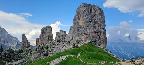 Cinque Torri, İtalya 'nın panoramik hava görüntüsü