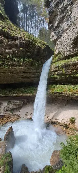 Perinik, şelale ve slovenija 'nın panoramik hava görüntüsü