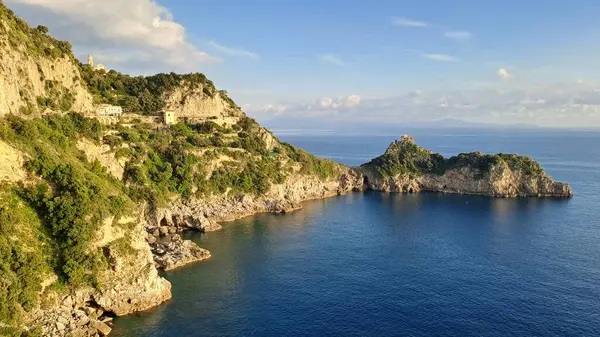 Güzel bir deniz manzarası ve Amalfi Sahili sahili.