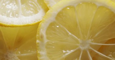 Limon dilimleri dönüyor. 4K RAW 'da bir sinema kamerasında çekildi..