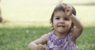 Yaz sonlarında parkta gezen tatlı bir kız. 4K RAW 'da bir sinema kamerasında çekildi..