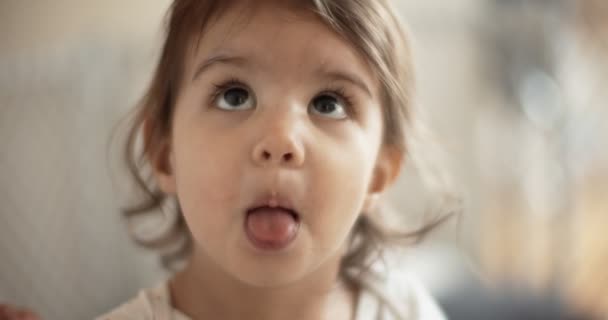 Gadis Kecil Yang Lucu Membuat Wajah Konyol Dan Menjulurkan Lidahnya — Stok Video