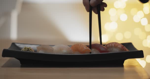 Gros Plan Sushis Mangés Avec Des Baguettes Tourné Raw Sur — Video