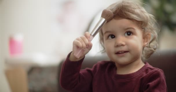 Menina Bonito Brincando Com Mães Pincéis Maquiagem Filmado Raw Uma — Vídeo de Stock