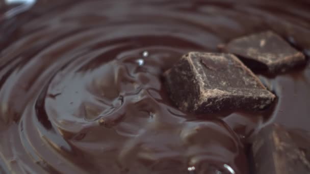 Pedaços Chocolate Caindo Molho Chocolate Derretido Filmado Raw Uma Câmera — Vídeo de Stock