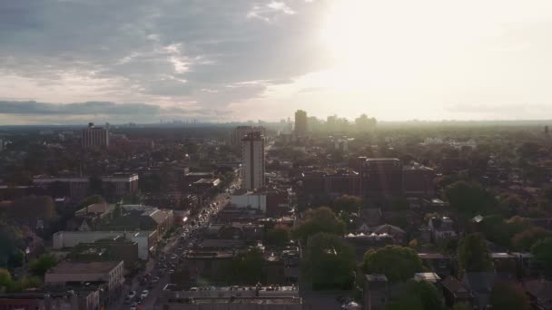 Luftaufnahme Einer Allgemeinen Wohngegend Einer Großen Stadt Der Abenddämmerung Filmmaterial — Stockvideo