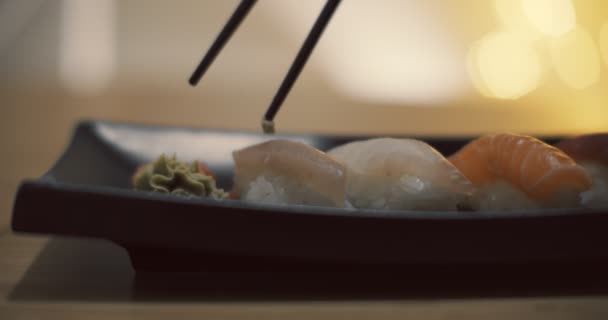 Van Dichtbij Wordt Sushi Gegeten Met Stokjes Opgenomen Raw Een — Stockvideo