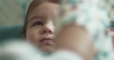 Huysuz küçük bir kızın portresi. 4K RAW 'da bir sinema kamerasında çekildi..