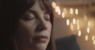 Kadın dinleniyor ve derin nefes alıyor. 4K RAW 'da bir sinema kamerasında çekildi. Anamorfik bokeh.