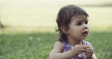 Yaz sonlarında parkta gezen tatlı bir kız. 4K RAW 'da bir sinema kamerasında çekildi..