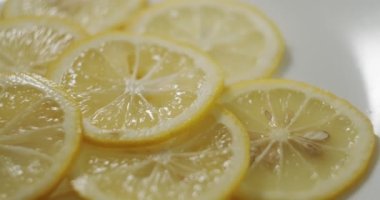 Limon dilimleri dönüyor. 4K RAW 'da bir sinema kamerasında çekildi..