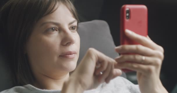 Женщина Использует Мобильное Устройство Диване Съемка Raw Кинокамеру — стоковое видео