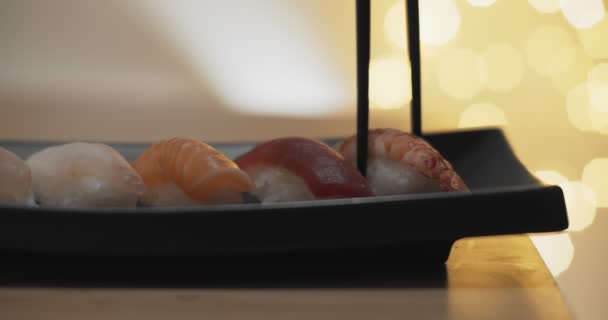 Van Dichtbij Wordt Sushi Gegeten Met Stokjes Opgenomen Raw Een — Stockvideo