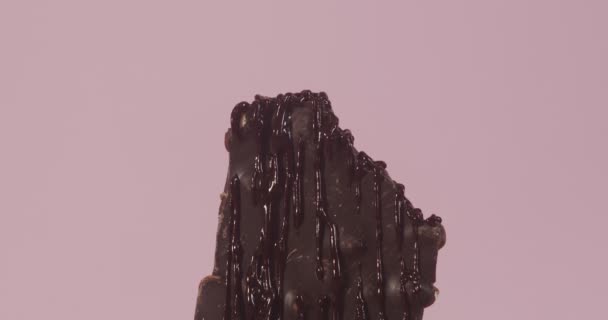 旋转的巧克力棒上涂着酱汁 在电影摄像机上拍的照片 — 图库视频影像