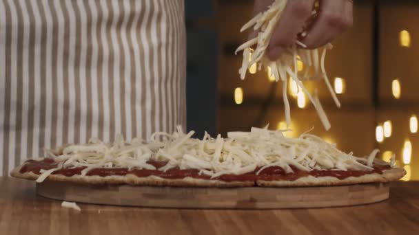 在家准备一个令人垂涎欲滴的披萨 在电影摄像机上拍的照片 — 图库视频影像